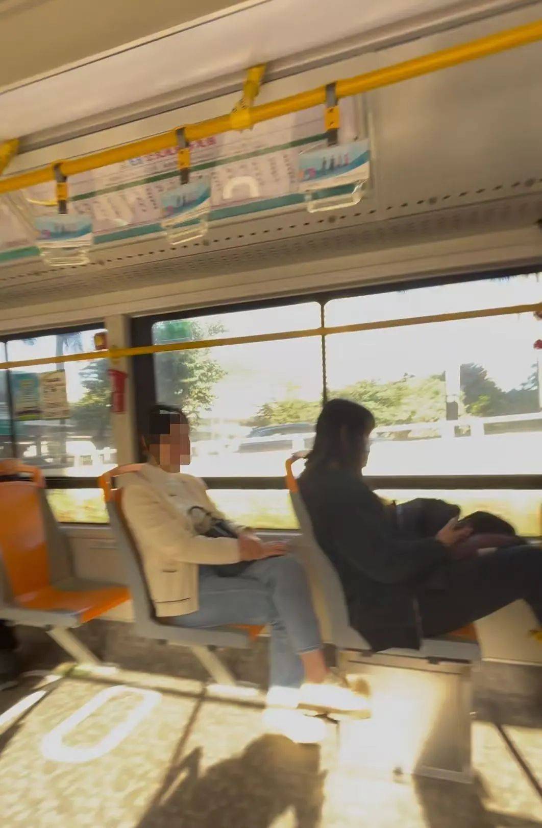 “晒足一小时太阳”！深圳一公交被指遮阳设施差<strong></p>
<p>币圈九四</strong>，记者实测