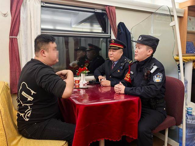 列车上一醉酒“纹身哥”突然对乘警说“我是逃犯”<strong></p>
<p>职业炒币</strong>,乘警一查:不,你不是!