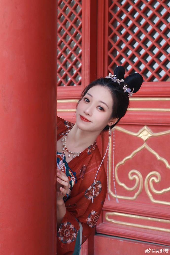 “吴柳芳涨粉太快被吓到”冲上热搜<strong></p>
<p>职业炒币</strong>！吴柳芳微博粉丝已超10万