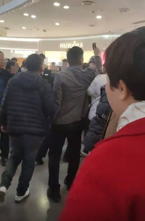 工资被折换成郑州一商场购物卡<strong></p>
<p>职业炒币</strong>，每月仅一天能使用，律师：以购物卡支付工资或涉嫌违法