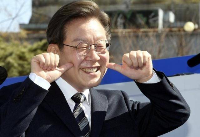 执政党捏着鼻子要“保尹”<strong></p>
<p>号码币</strong>,尹锡悦的总统宝座,将由8个人决定