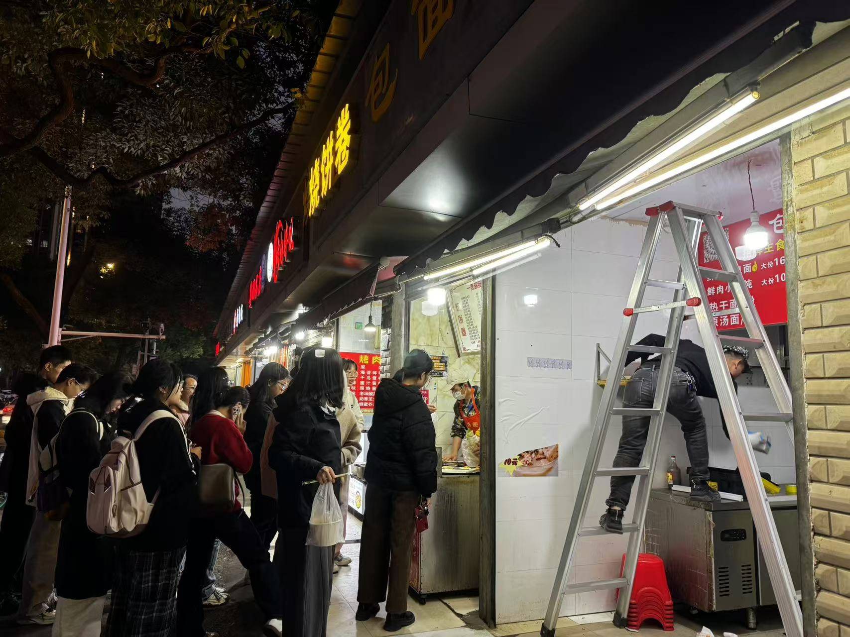 小伙租下门面后问路人“该干点啥好”<strong></p>
<p>币赛</strong>,收获上百条留言,最后决定做红油包子