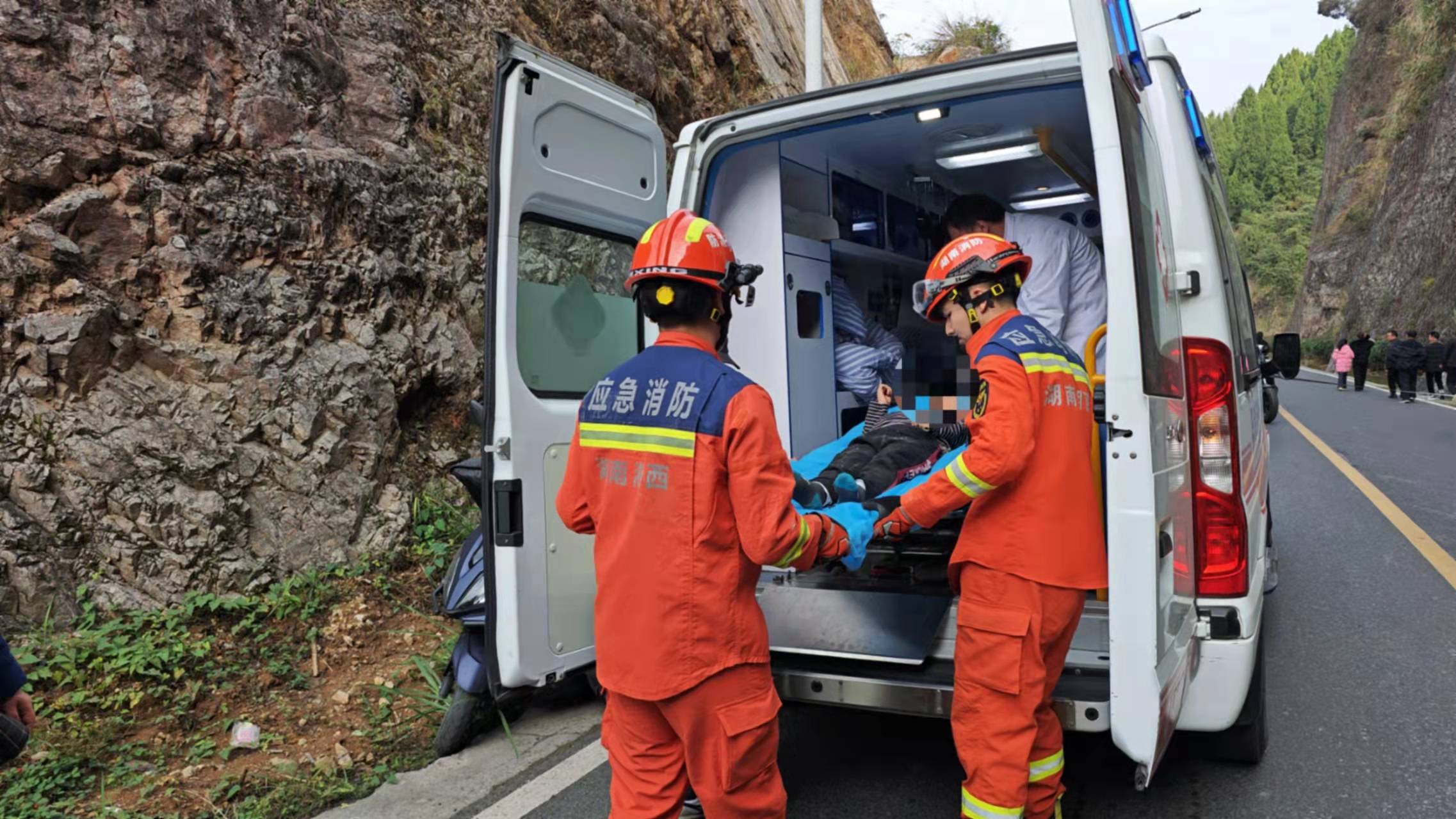 奇迹!湘西6岁男孩滑下40米高悬崖<strong></p>
<p>币赛</strong>,找到时还能说话!救援人员分析生还原因