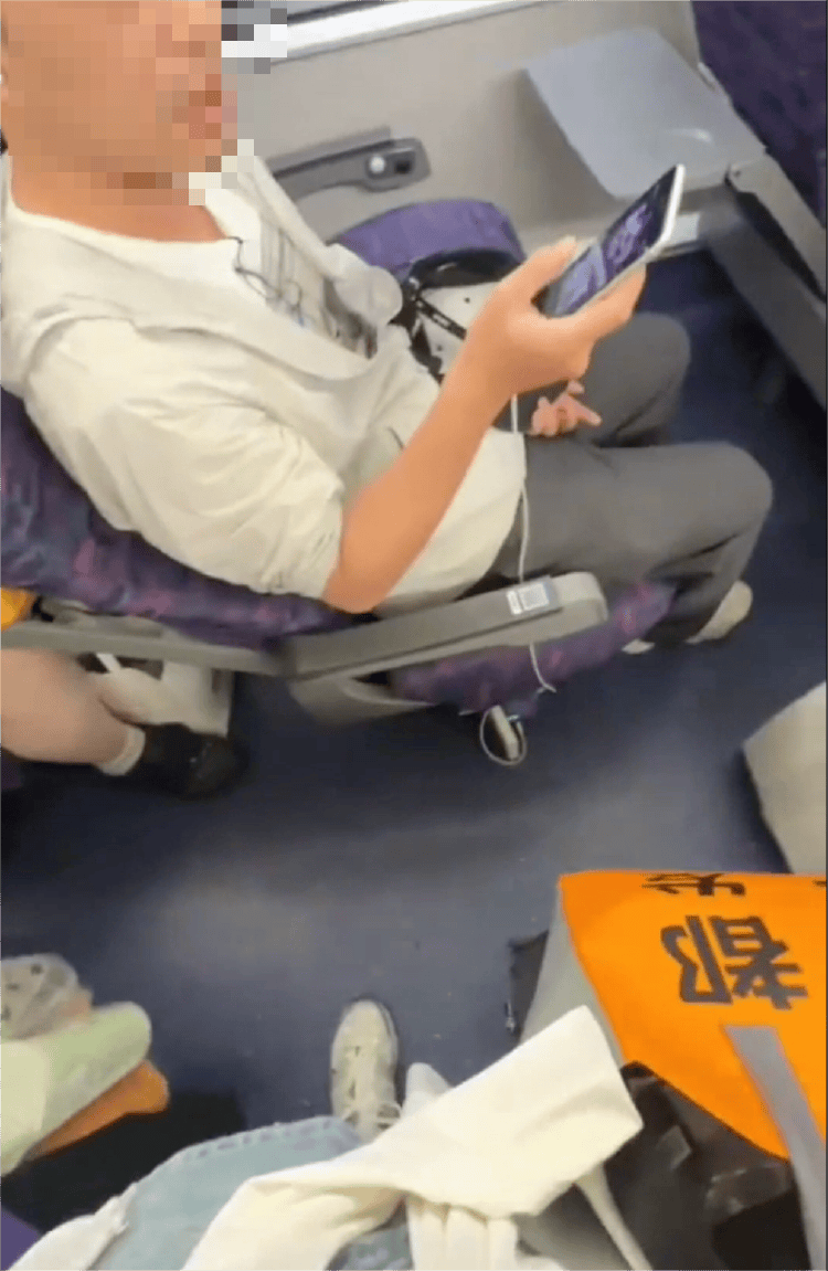 母女俩列车霸座还持刀威胁<strong></p>
<p>币赛</strong>，12306回应