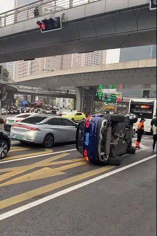 上海一奔驰车在路口侧翻<strong></p>
<p>币赛</strong>，驾驶员擦伤！目击者讲述现场情况