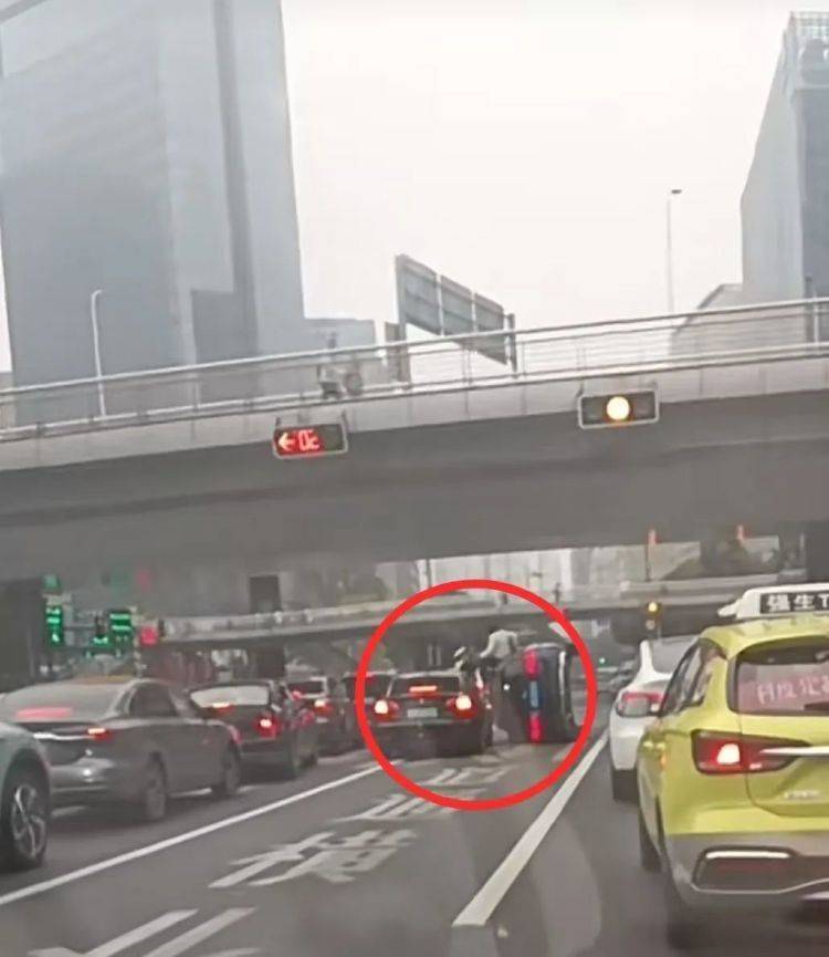 上海一奔驰车在路口侧翻<strong></p>
<p>币赛</strong>，驾驶员擦伤！目击者讲述现场情况