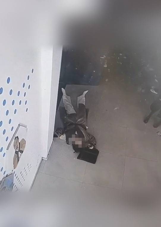 河南一大学老师心脏骤停晕倒<strong></p>
<p>坐以待币</strong>,女学生按压施救:我也很害怕,看到老师好转激动手抖