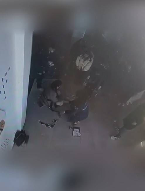 河南一大学老师心脏骤停晕倒<strong></p>
<p>坐以待币</strong>,女学生按压施救:我也很害怕,看到老师好转激动手抖