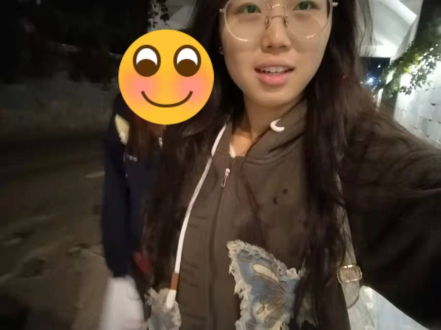 河南一大学老师心脏骤停晕倒<strong></p>
<p>坐以待币</strong>,女学生按压施救:我也很害怕,看到老师好转激动手抖