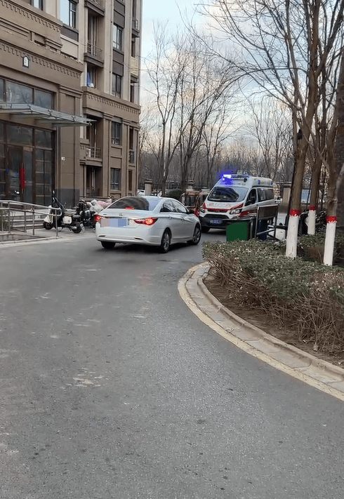 私家车未让救护车反而步步紧逼<strong></p>
<p>坐以待币</strong>,目击者:老人遗憾离世,河北警方:行政拘留!