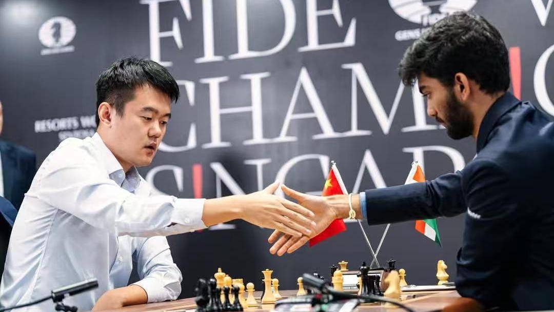 国际象棋世界冠军赛丨教科书级名场面<strong></p>
<p>坐以待币</strong>!来自棋王丁立人的最强反击