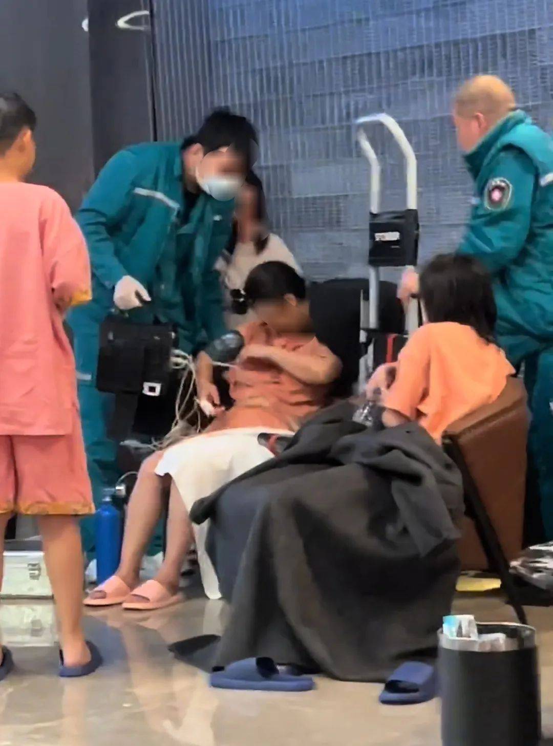 一洗浴中心突发<strong></p>
<p>坐以待币</strong>！女浴区多人出现不适......