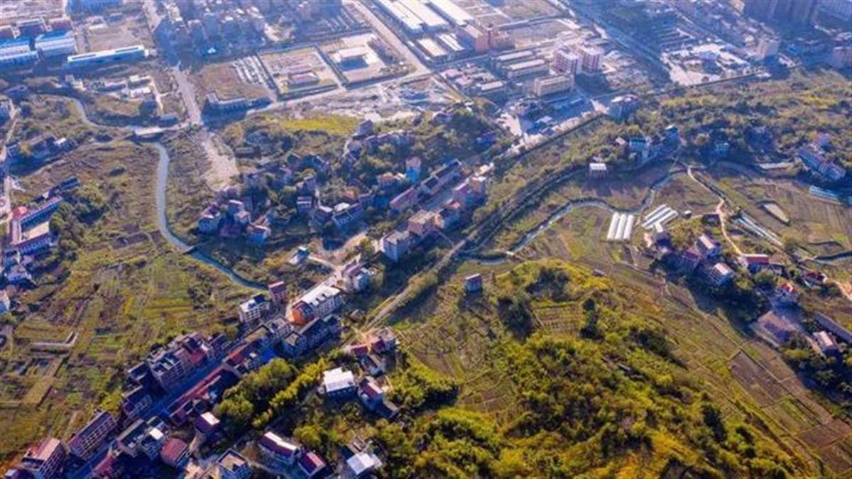 湖南邵阳一村到市中心打“征婚广告”：有底气<strong></p>
<p>坐以待币</strong>，嫁过来不会差