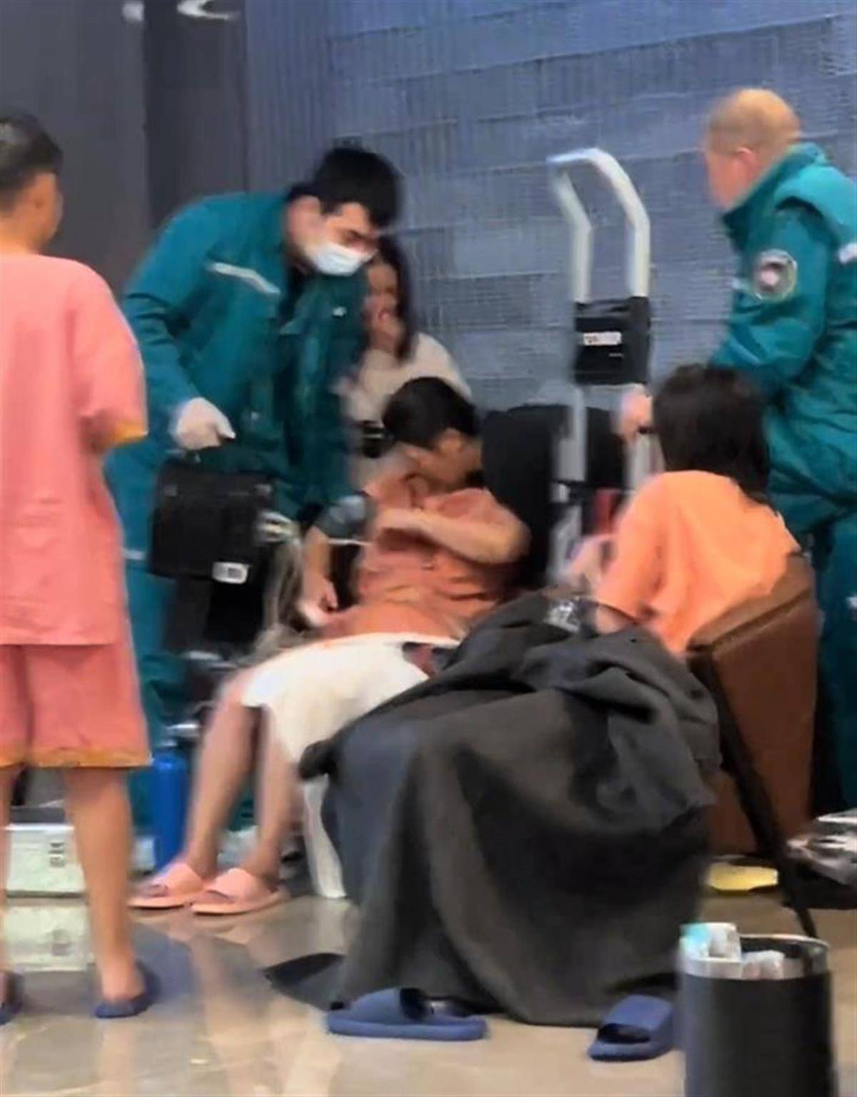 郑州一洗浴中心开业当天多人身体不适<strong></p>
<p>坐以待币</strong>,有顾客被送进ICU,官方:均无生命危险