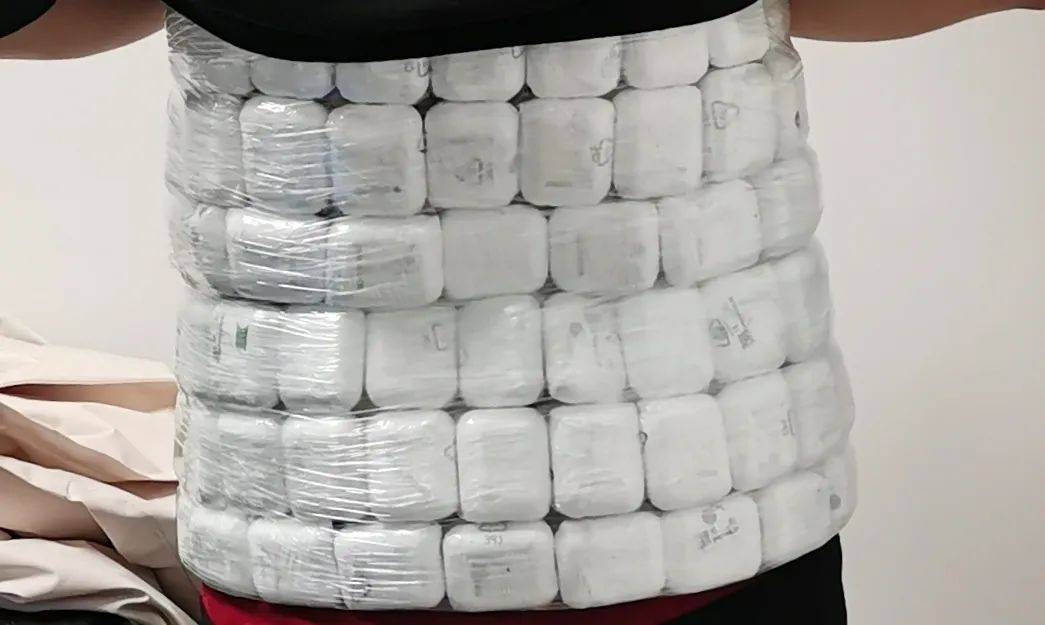 “腹肌男”过海关被查<strong></p>
<p>瑞郎币哪里购买</strong>!腰上竟然绑着100个耳机!