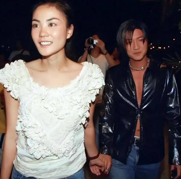 谢霆锋为何不爱年轻漂亮的张柏芝<strong></p>
<p>瑞郎币哪里购买</strong>,偏偏对55岁王菲,如此痴情?