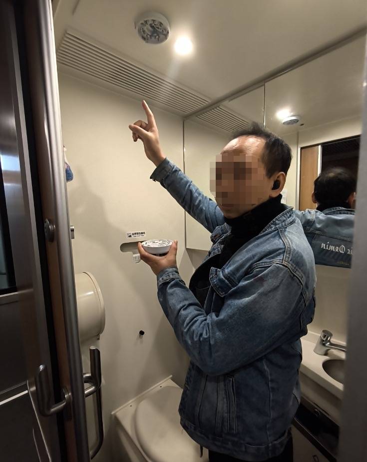 男子为了在动车抽烟防止被查<strong></p>
<p>币虎交易</strong>,竟把烟雾报警器给拆了!铁警:拘留