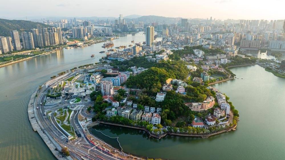 由李家超与岑浩辉紧握的双手引申开的思考 | 香港一日