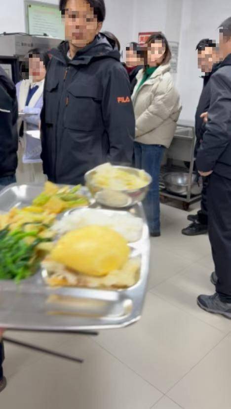 大连一市场监管局疑未到下班时间多人排队打饭 工作人员回应:拍摄者或调<strong></p>
<p>币虎交易</strong>了手机时间