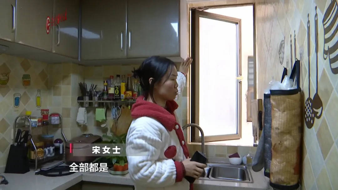 恶心坏了!贵阳一女子家中被扔进一颗“炸弹”<strong></p>
<p>e币中信</strong>,残羹剩饭炸开花