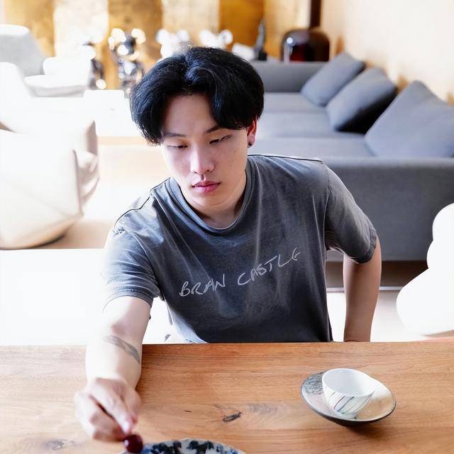 陈坤的儿子已成年<strong></p>
<p>炒币交易网</strong>,容貌开始显现母亲的基因,像谁可以认得出吗?