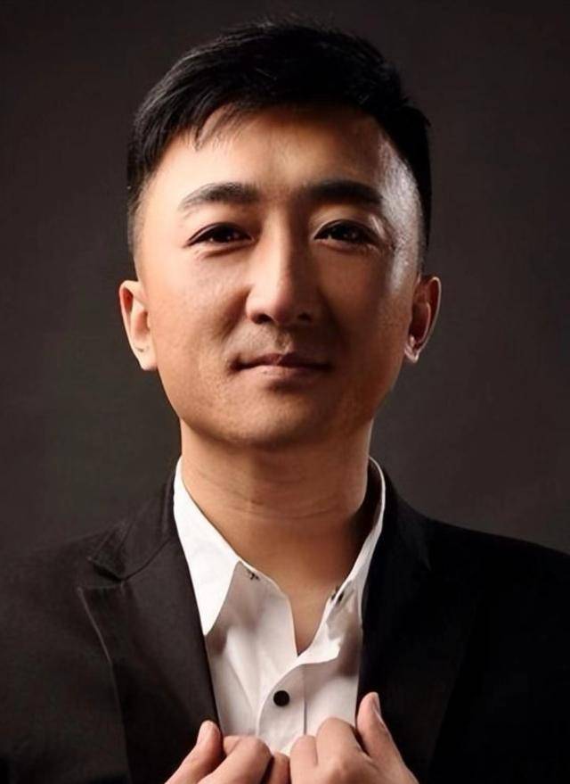 他是知名演员<strong></p>
<p>炒币交易网</strong>，40岁二胎得女，41岁突然离世将悲痛留给妻子与儿女