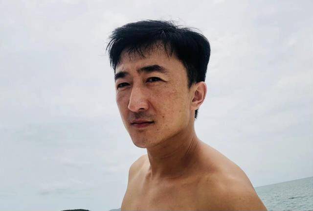 他是知名演员<strong></p>
<p>炒币交易网</strong>，40岁二胎得女，41岁突然离世将悲痛留给妻子与儿女