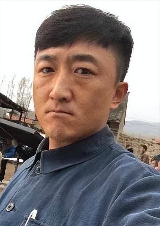 他是知名演员<strong></p>
<p>炒币交易网</strong>，40岁二胎得女，41岁突然离世将悲痛留给妻子与儿女