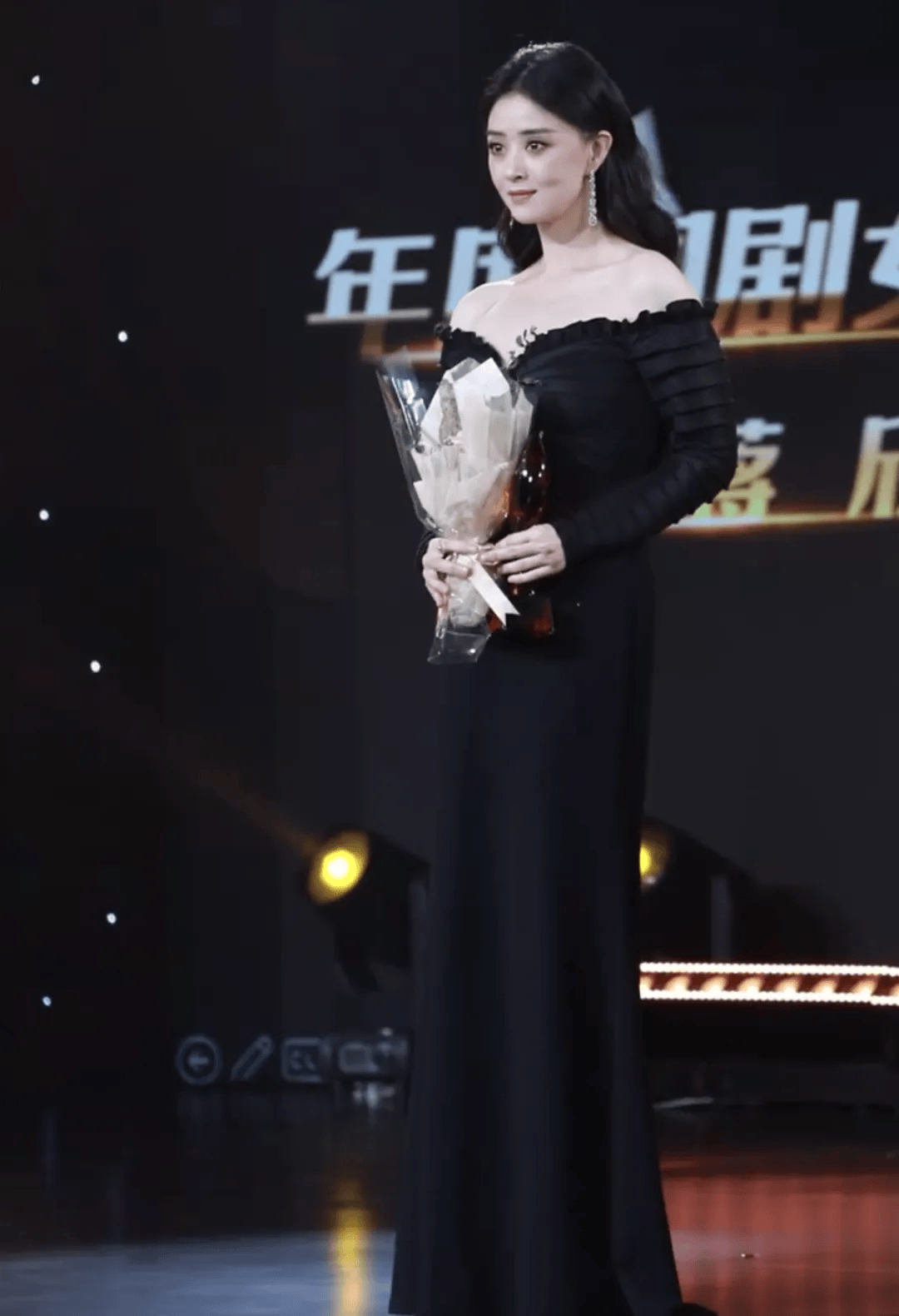 41岁蒋欣长裙惊艳亮相<strong></p>
<p>炒币交易网</strong>！网友：华妃娘娘凤仪万千