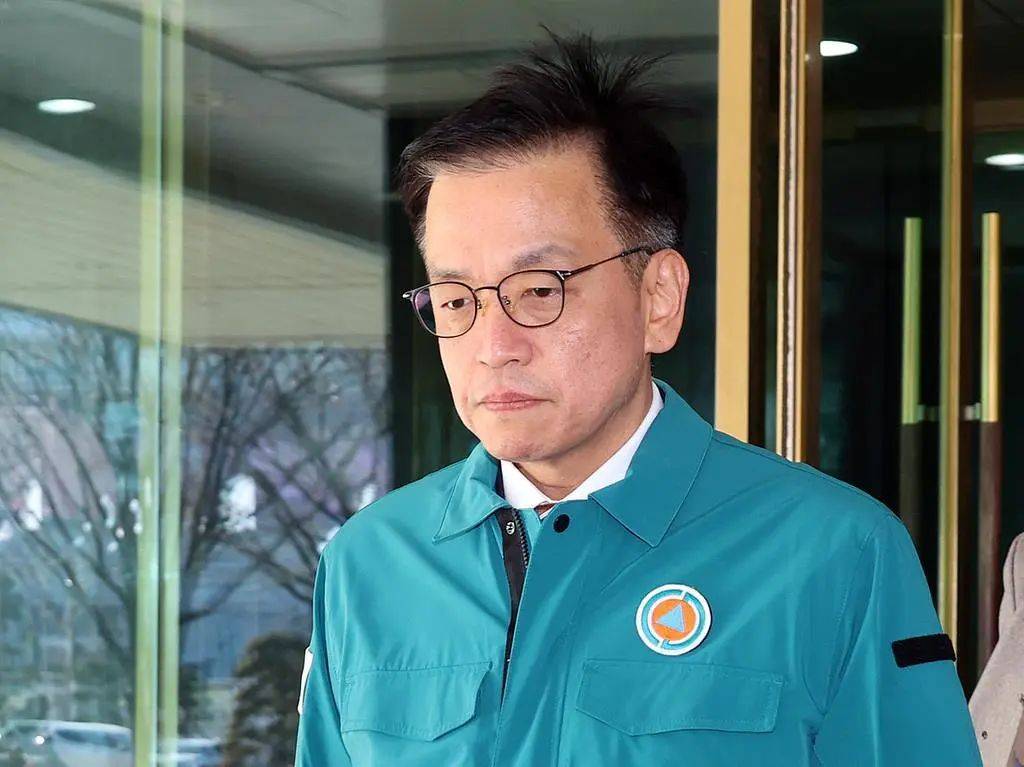 最新消息:黑匣子部分受损!179人遇难<strong></p>
<p>心悦币</strong>,有人一家9口都在机上,济州航空CEO鞠躬道歉!航司:事发前已投保10亿美元责任保险赔偿