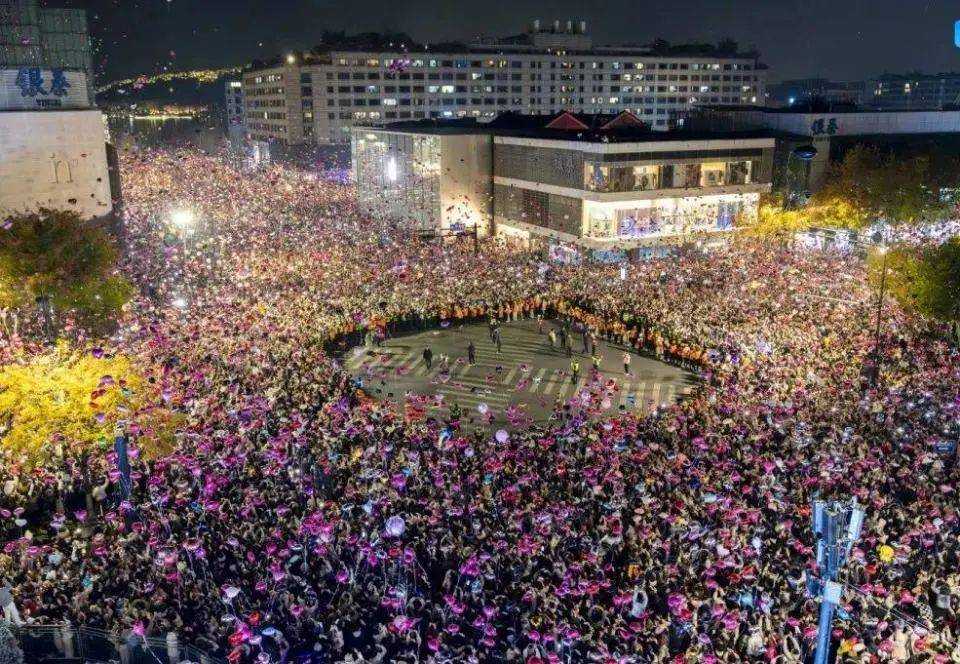 跨年夜在人群里点烟花喷射<strong></p>
<p>vrc系统开发</strong>,警方通报:李某(男,22岁)已被采取刑事强制措施