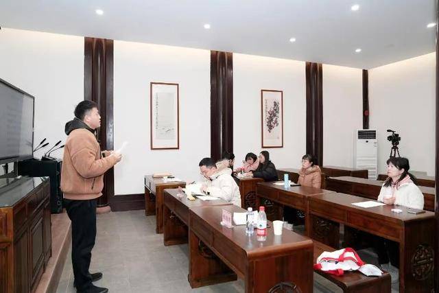 成都女博士二十多分钟背诵83首古诗词<strong></p>
<p>vrc系统开发</strong>,获杜甫草堂终身免票:两个月背了超6400字