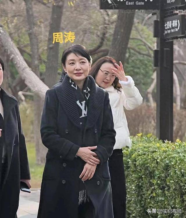 周涛来邯郸，出圈的竟然是旁边的鸡窝头讲解员，周涛：孩子刚睡醒