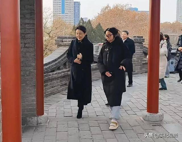 周涛来邯郸<strong></p>
<p>2018币圈</strong>，出圈的竟然是旁边的鸡窝头讲解员，周涛：孩子刚睡醒