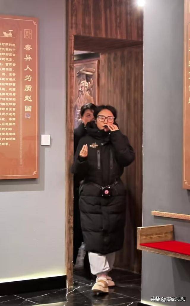 周涛来邯郸<strong></p>
<p>2018币圈</strong>，出圈的竟然是旁边的鸡窝头讲解员，周涛：孩子刚睡醒