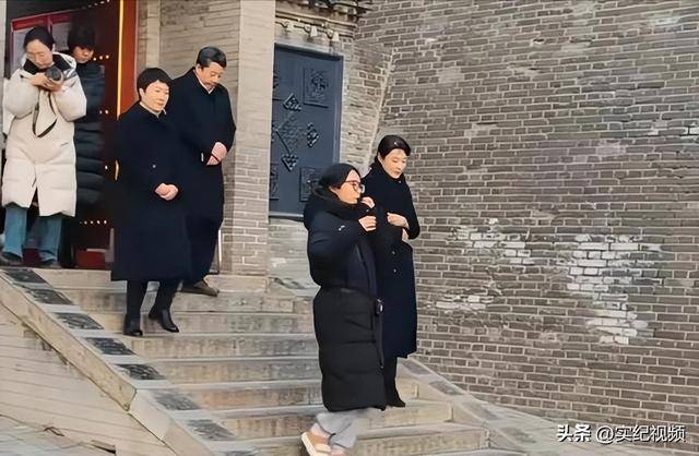 周涛来邯郸<strong></p>
<p>2018币圈</strong>，出圈的竟然是旁边的鸡窝头讲解员，周涛：孩子刚睡醒