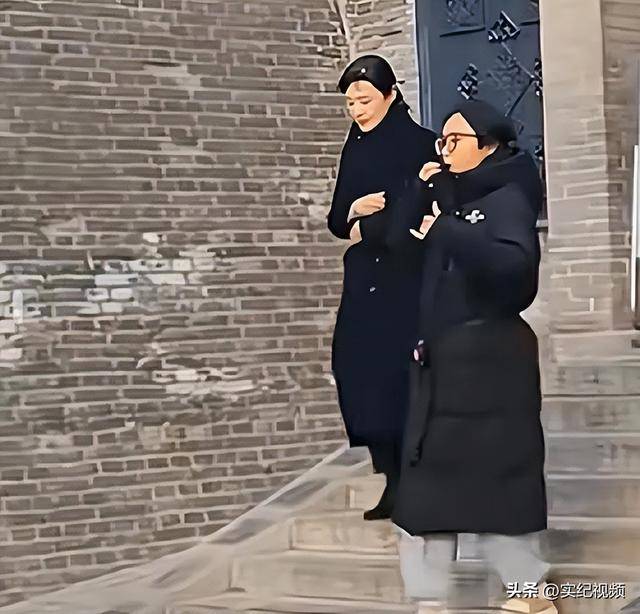 周涛来邯郸<strong></p>
<p>2018币圈</strong>，出圈的竟然是旁边的鸡窝头讲解员，周涛：孩子刚睡醒