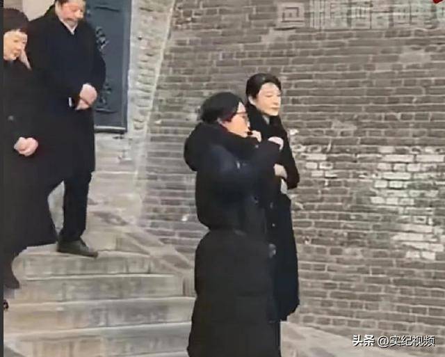 周涛来邯郸<strong></p>
<p>2018币圈</strong>，出圈的竟然是旁边的鸡窝头讲解员，周涛：孩子刚睡醒