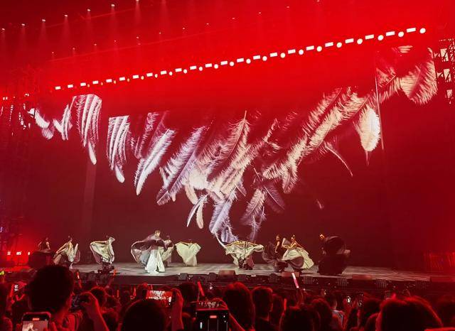 刘德华演唱会实录:表演滑跪失败<strong></p>
<p>币圈活动</strong>,甄子丹舒淇任达华台下蹦迪