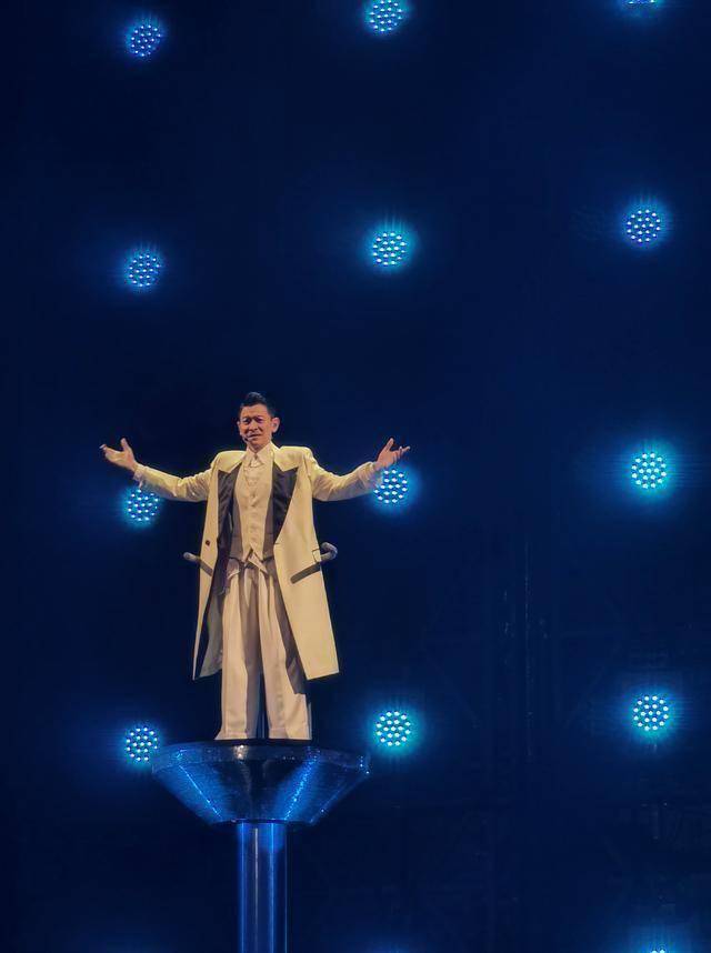 刘德华演唱会实录:表演滑跪失败<strong></p>
<p>币圈活动</strong>,甄子丹舒淇任达华台下蹦迪