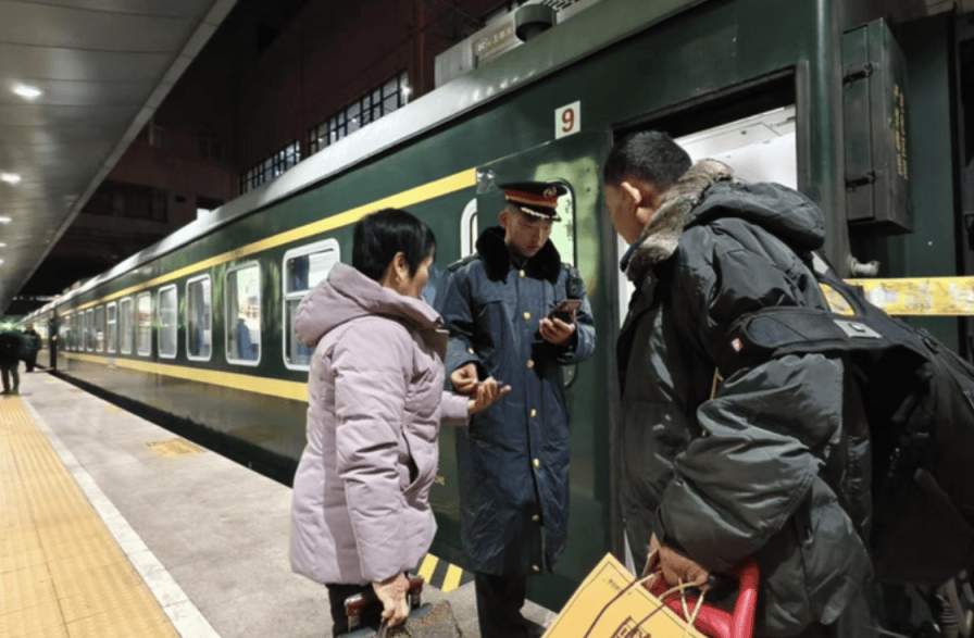 温暖启程<strong></p>
<p>币圈老猫</strong>!今年春运首趟列车凌晨从北京西站出发