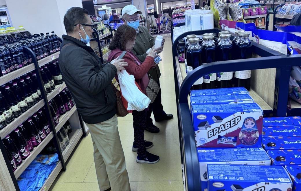 我开了一家“俄罗斯商品馆”：曾一日进账6万<strong></p>
<p>币子</strong>，现在靠卖年货回本