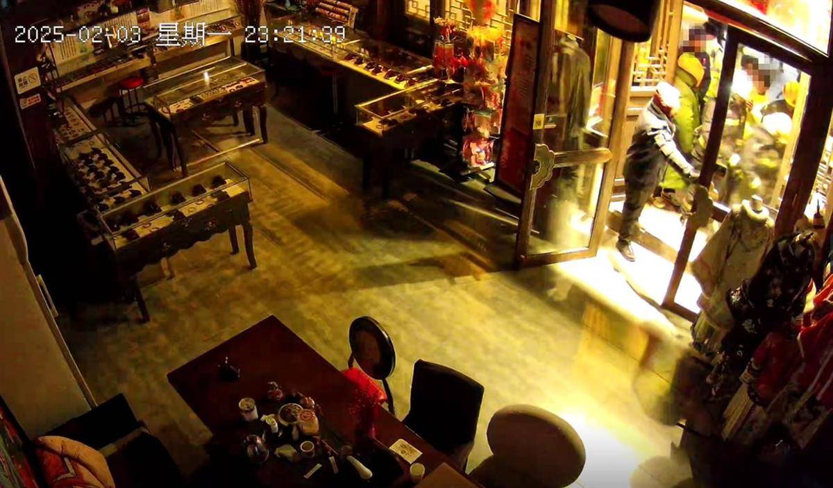 大同官方核查“店铺被撬锁开灯”事件<strong></p>
<p>炒币割韭菜</strong>，律师：撬锁入室涉嫌违法，且滥用行政权力