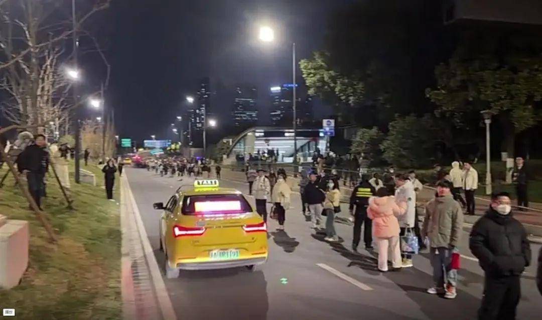 南京地铁突发故障致大量乘客滞留<strong></p>
<p>百链币</strong>，官方：正抢修，已安排接驳车