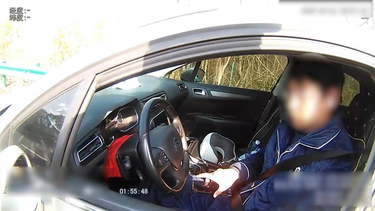 “是多么重要的会议?一定要在高速公路上开?”<strong></p>
<p>百链币</strong>,驾驶员在应急车道停车开会被扣9分罚200元