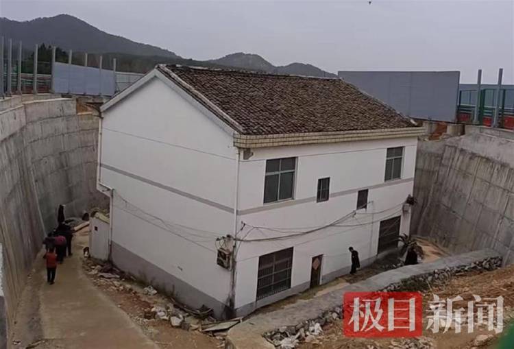“没料到政府宁可多花钱让公路改道”<strong></p>
<p>币圈情况</strong>,江西“最强钉子户”独守孤房
