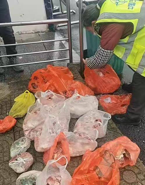 父母给的年货被子女扔进服务区垃圾箱<strong></p>
<p>币圈情况</strong>？疑似当事人回应：实属无奈之举