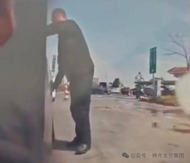 越扒越有!割胎汽修店承包全国多家高速维修站<strong></p>
<p>流币行情</strong>,新胎直接被换下