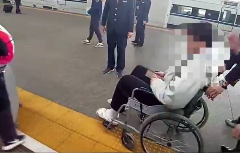 “救命<strong></p>
<p>炒币赔光</strong>，我不想死”！厦门北站，D131次列车突发！