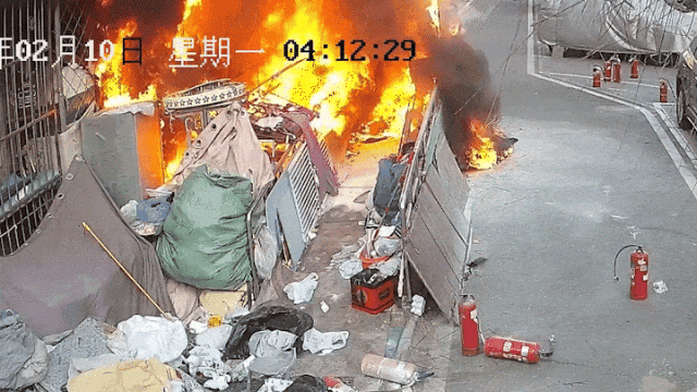 “你们不用管<strong></p>
<p>炒币赔光</strong>,出事我负责”!老人囤废品堵塞逃生路,不幸起火遇难